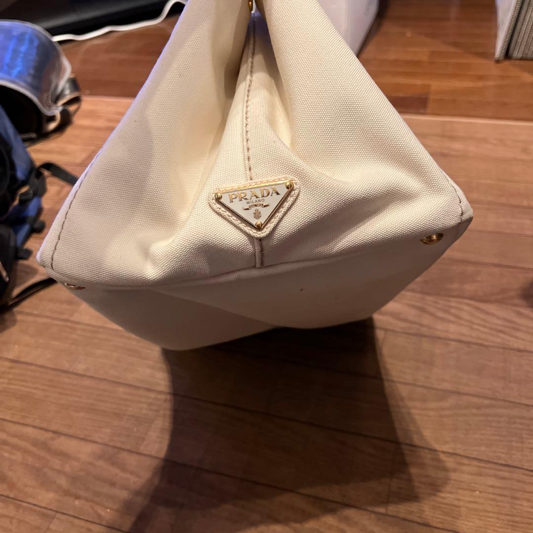 人気 PRADA プラダ　白