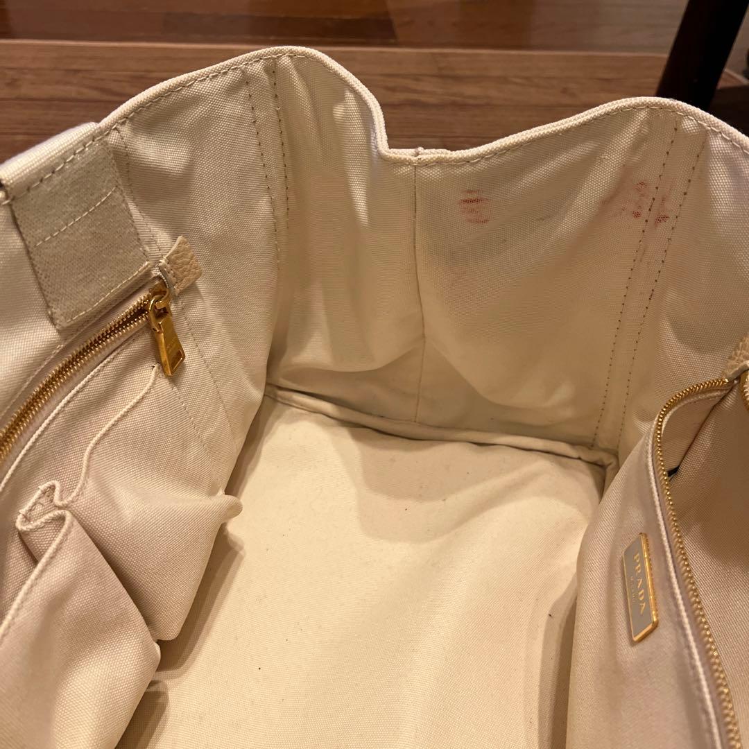 人気 PRADA プラダ　白