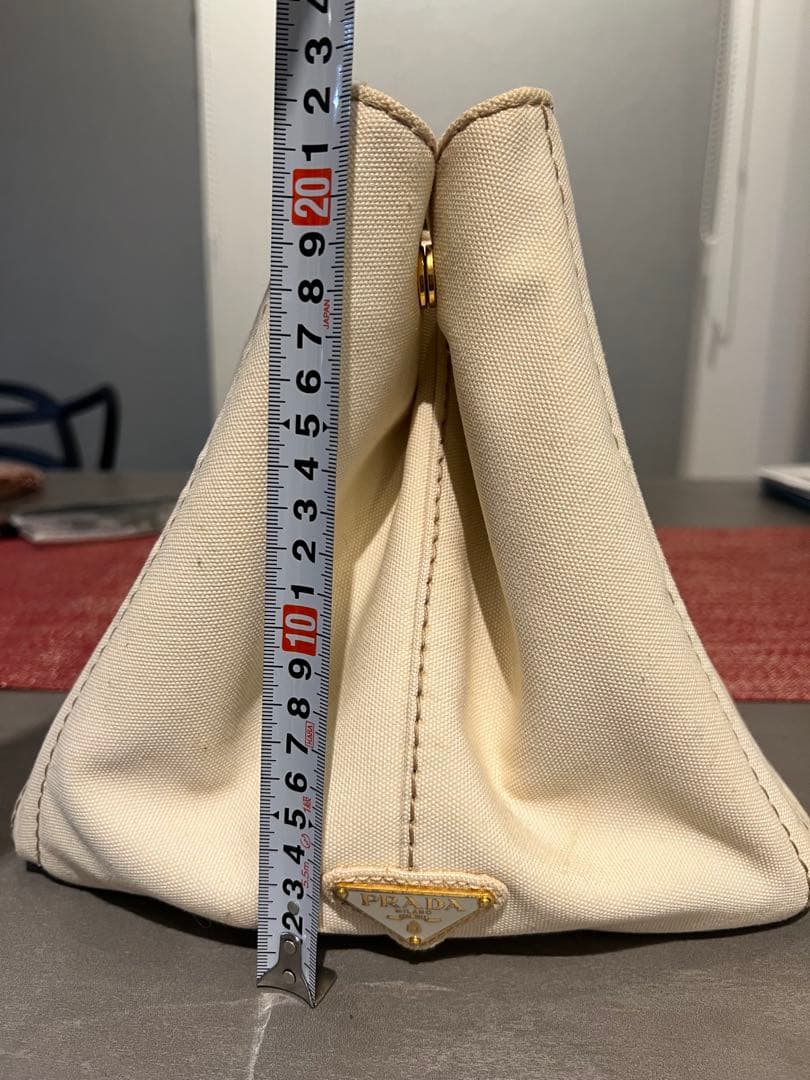 人気 PRADA プラダ　白