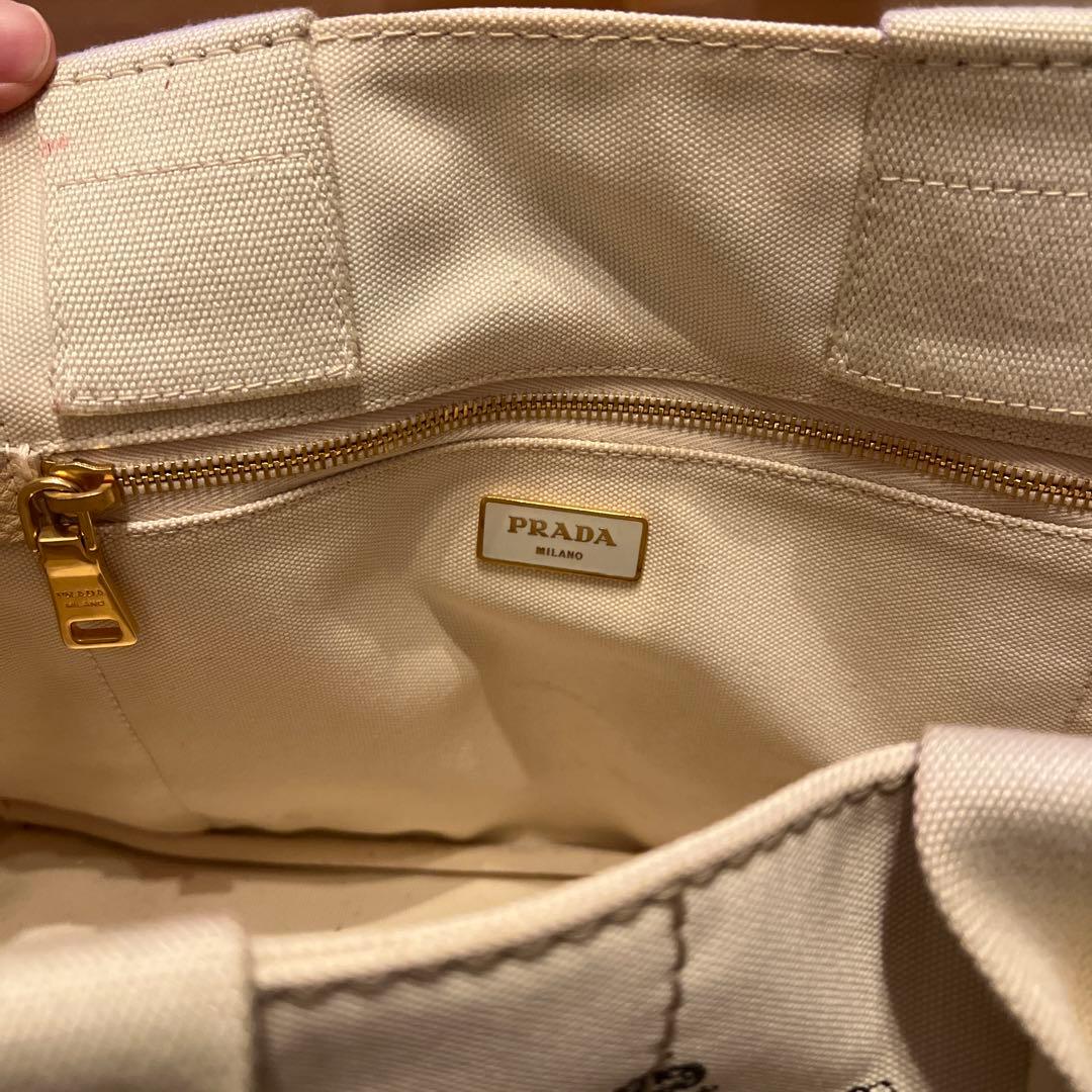 人気 PRADA プラダ　白