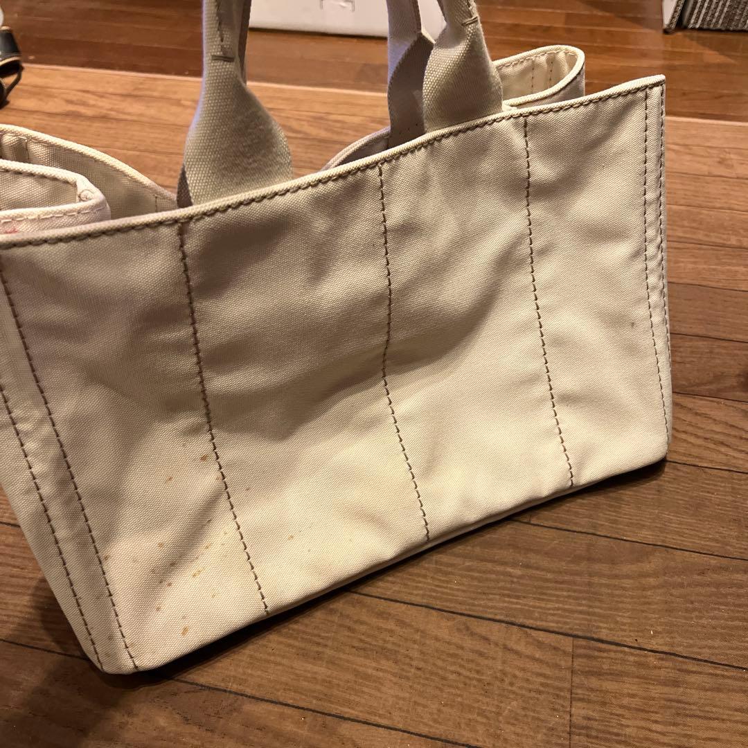 人気 PRADA プラダ　白