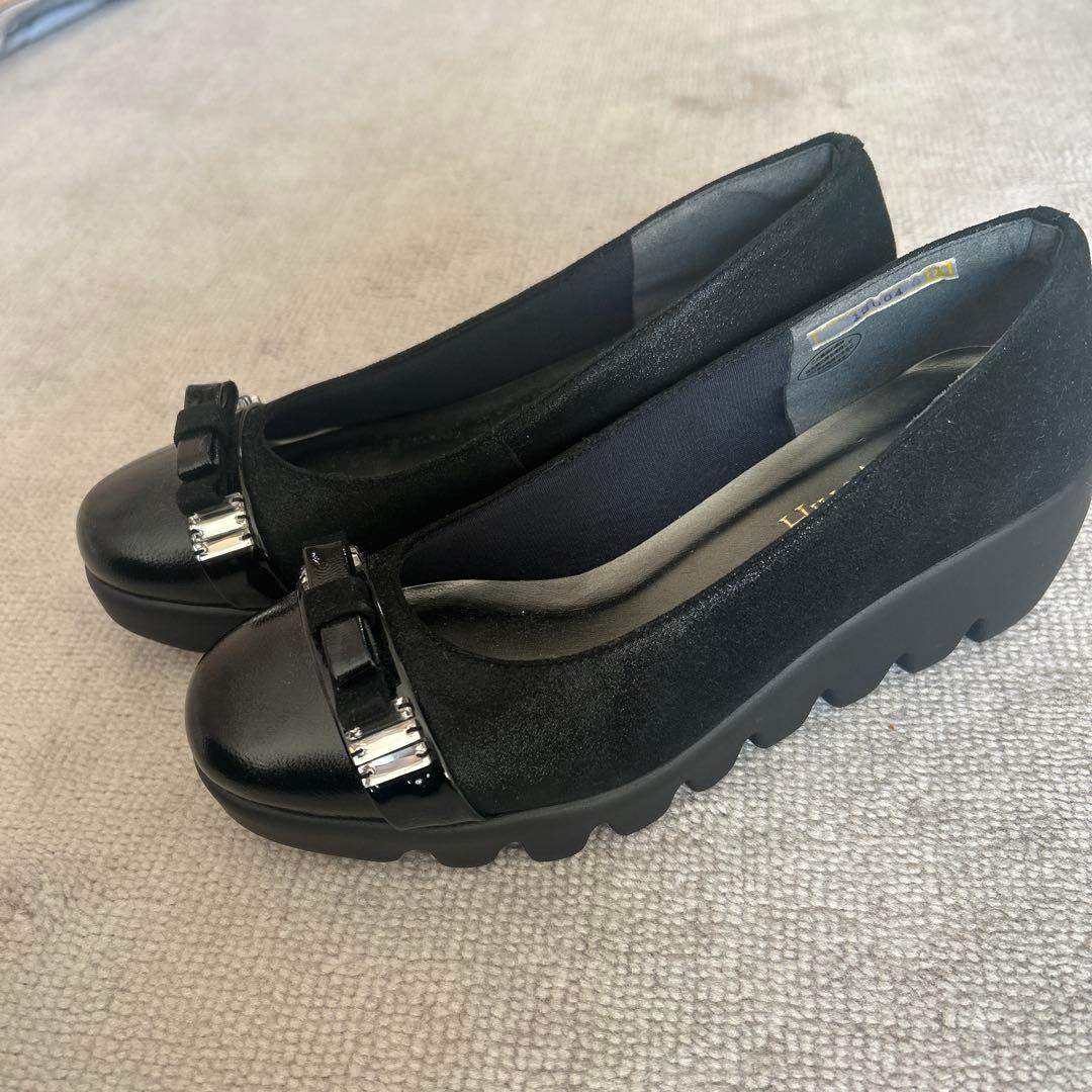 ヒルズアベニューブラックフラットシューズ リボン付き23cm美品