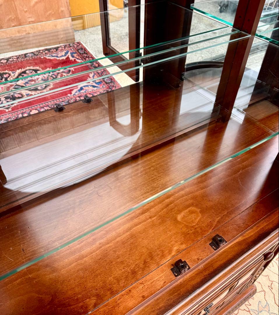 アメリカ製 豪華彫刻 ガラスキャビネット 飾り棚 ミラーバック