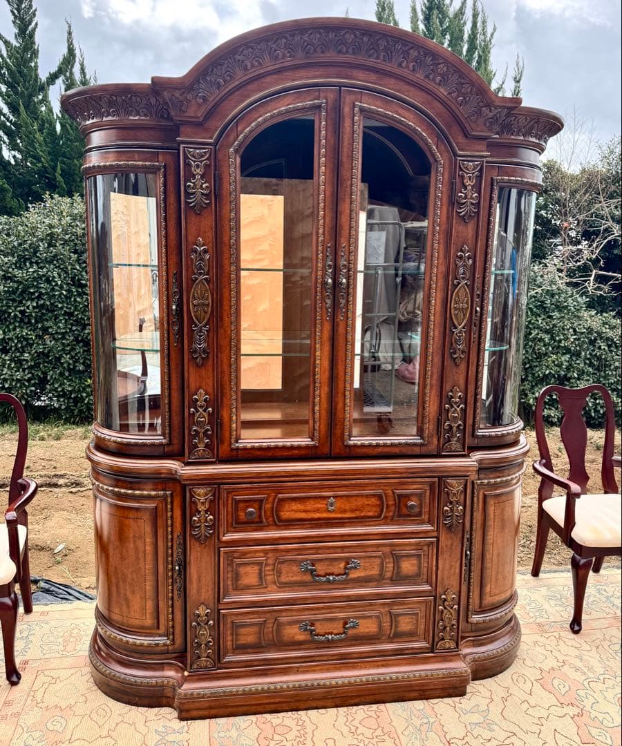 アメリカ製 豪華彫刻 ガラスキャビネット 飾り棚 ミラーバック