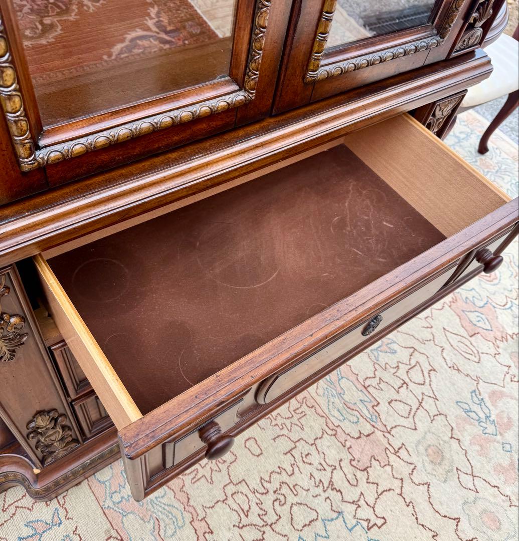 アメリカ製 豪華彫刻 ガラスキャビネット 飾り棚 ミラーバック