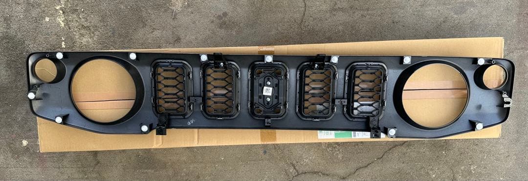 マ*杜様 新車外し　ジムニーノマド　純正フロントグリル