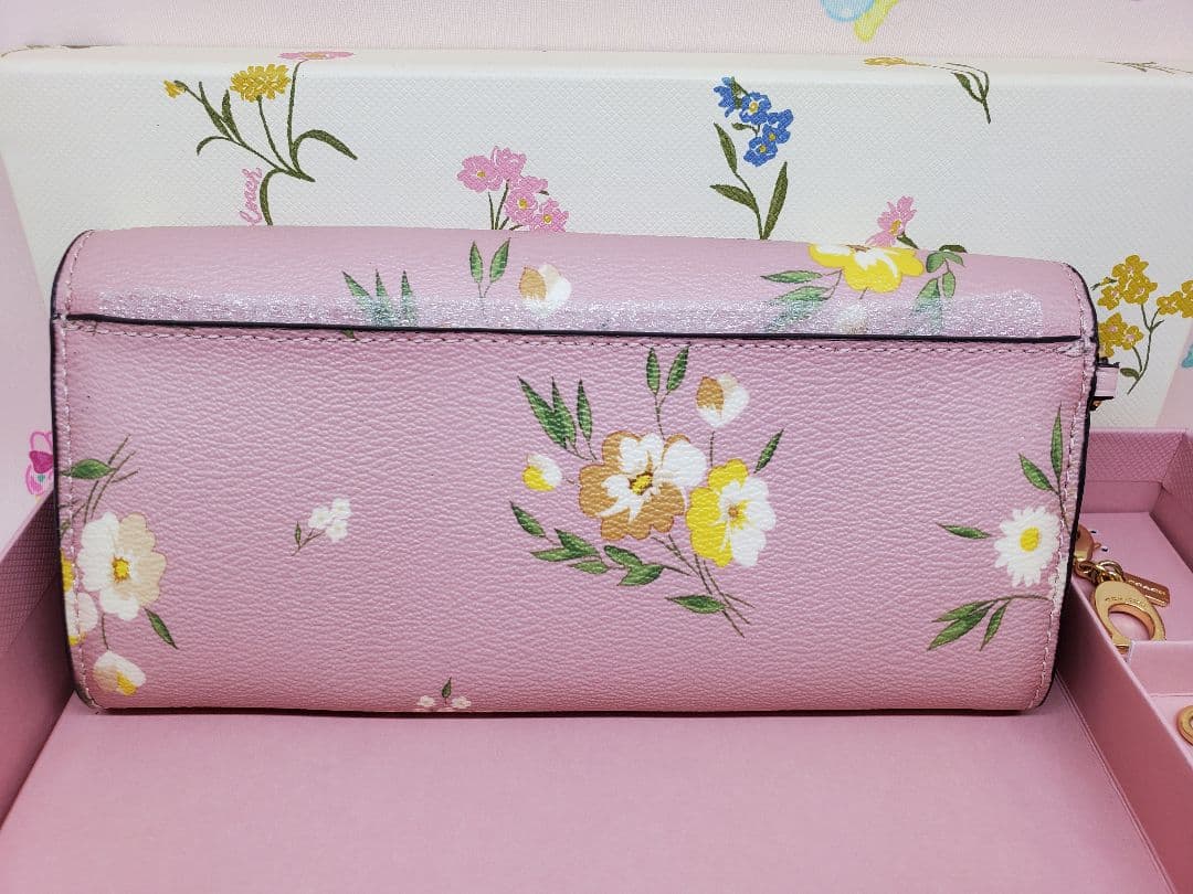 ちゃま✧*。♡COACH♡チャーム付き長財布♡花柄ピンク♡コーチ
