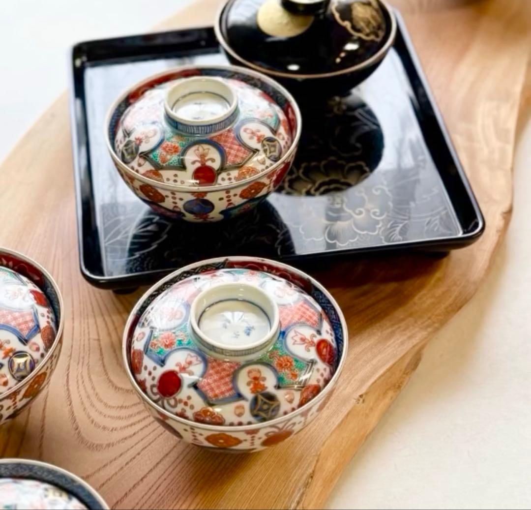 骨董品　古伊万里の染錦 瓔珞（ようらく）剣先文 蓋付き茶碗 2客　赤玉　お正月