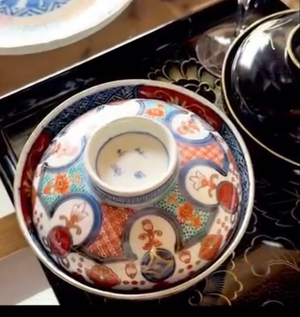 骨董品　古伊万里の染錦 瓔珞（ようらく）剣先文 蓋付き茶碗 2客　赤玉　お正月