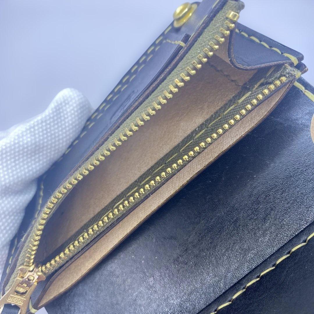 人気！折らずにお札が入る無骨なミドルトラッカーウォレット