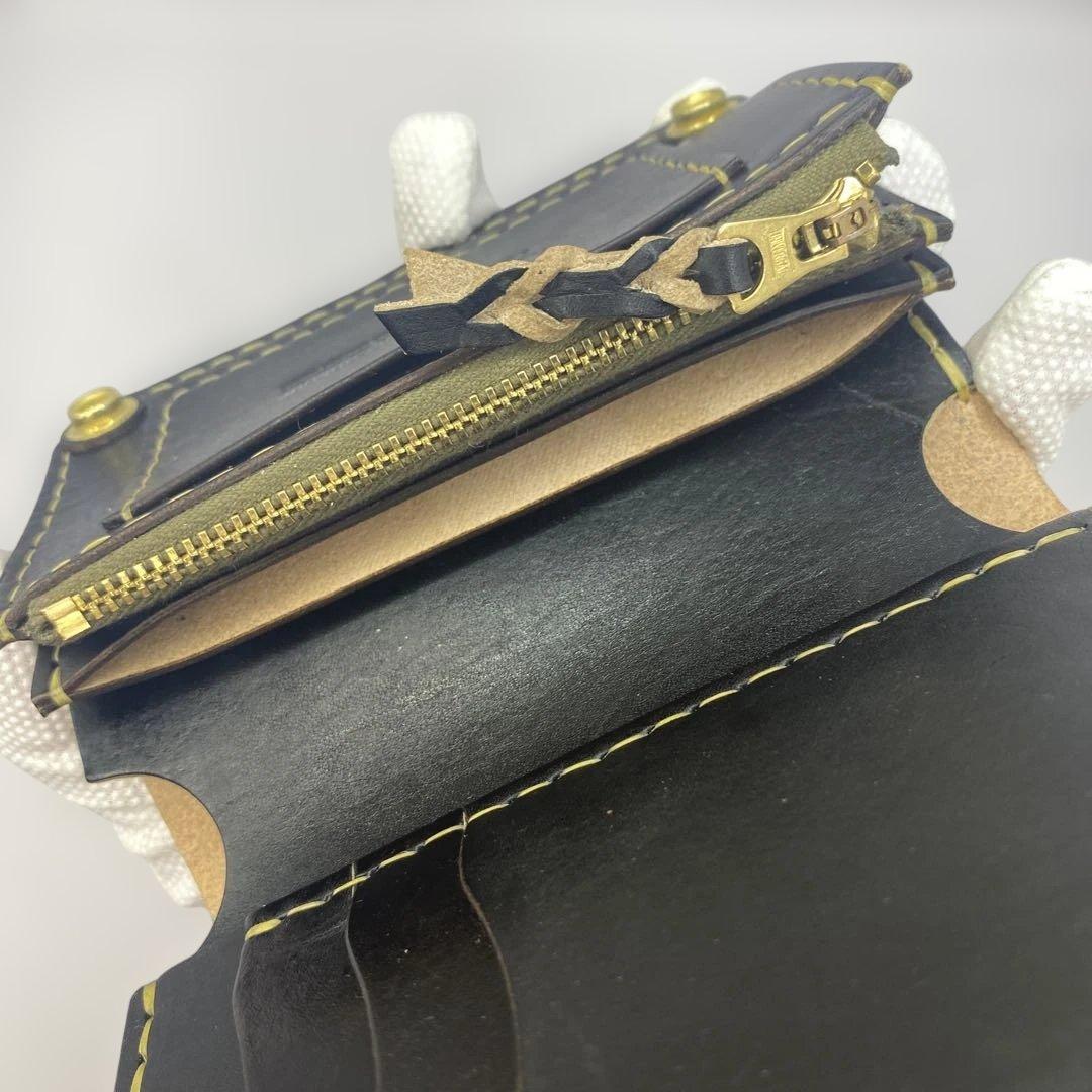 人気！折らずにお札が入る無骨なミドルトラッカーウォレット