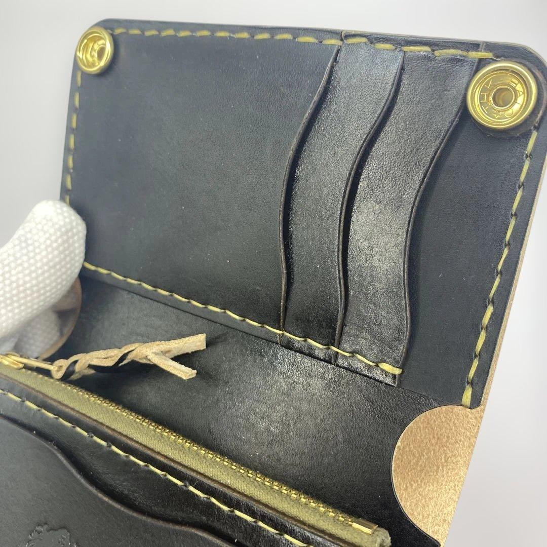 人気！折らずにお札が入る無骨なミドルトラッカーウォレット