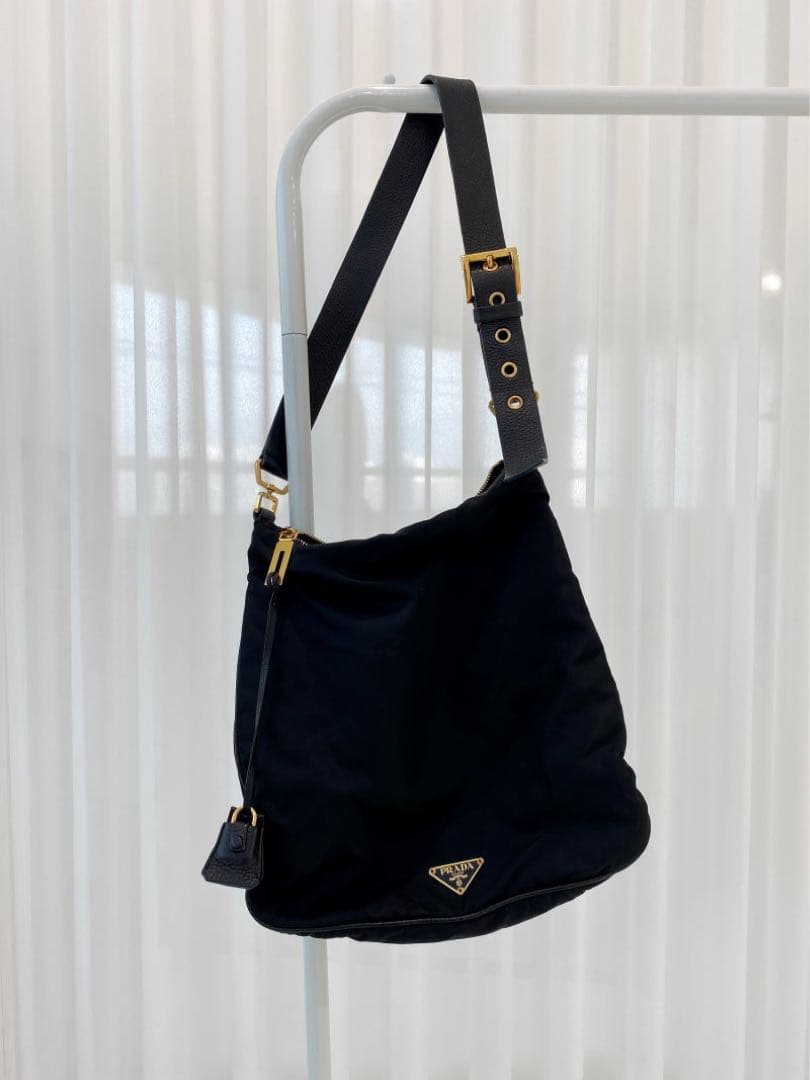 希少 PRADA プラダ ショルダーバッグ 三角ロゴ 白タグ 黒 金ロゴ 正規