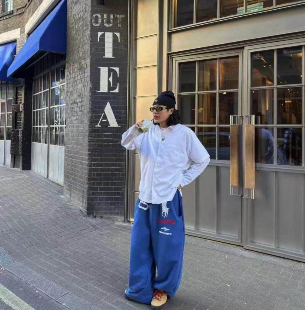 Mowalola 青いラガーパンツ ロゴ入り LONDON 1