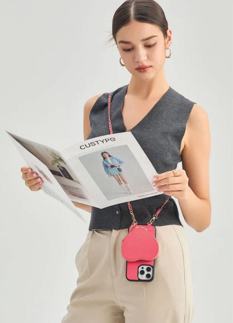 ★新品★CUSTYPE チェーンストラップ付きスマホケースiPhone16pro