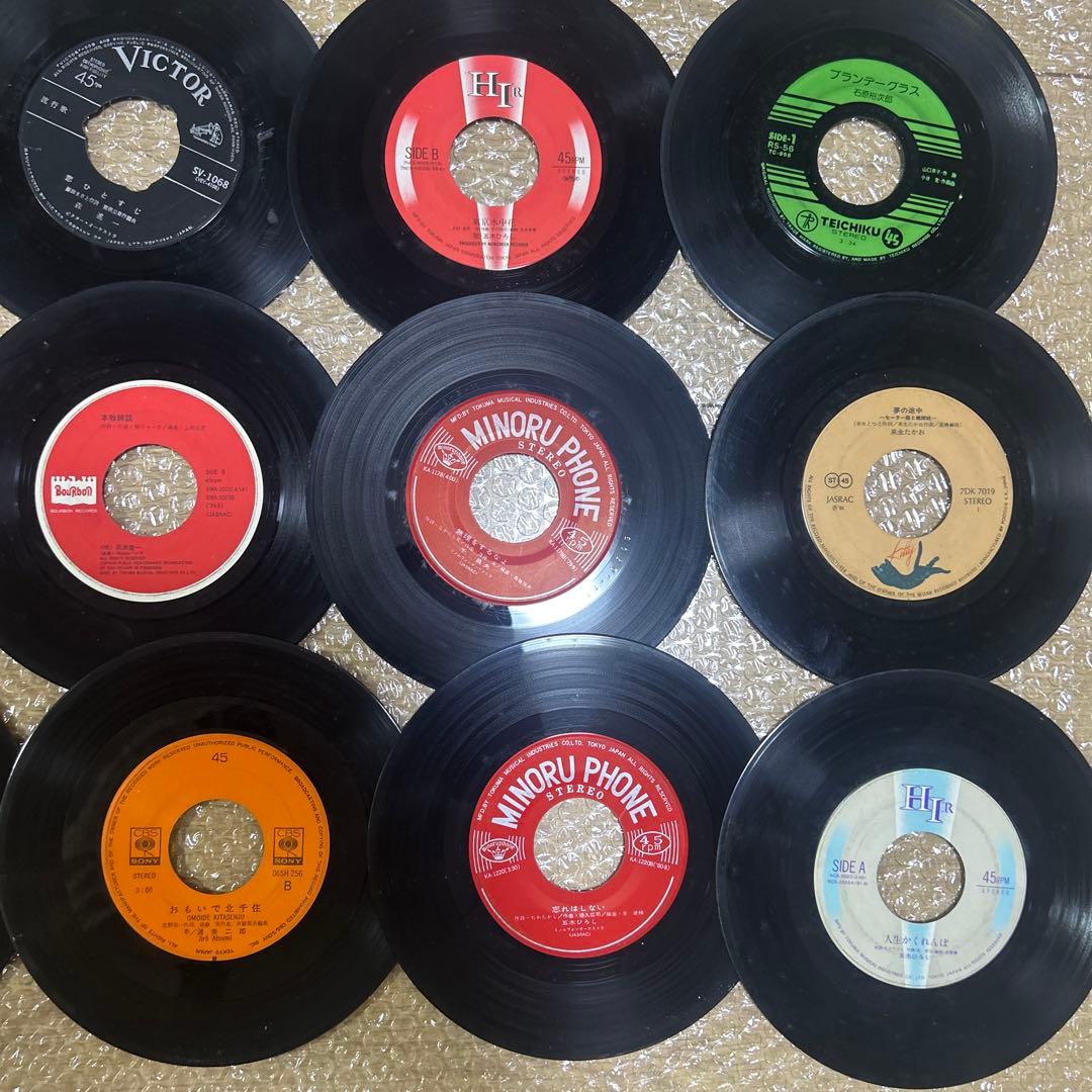 ジュークボックス用の7インチレコードのまとめ売りです。 約75枚あります。