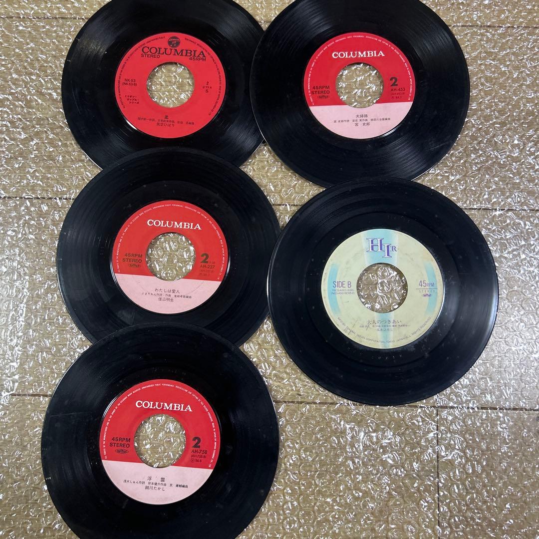 ジュークボックス用の7インチレコードのまとめ売りです。 約75枚あります。