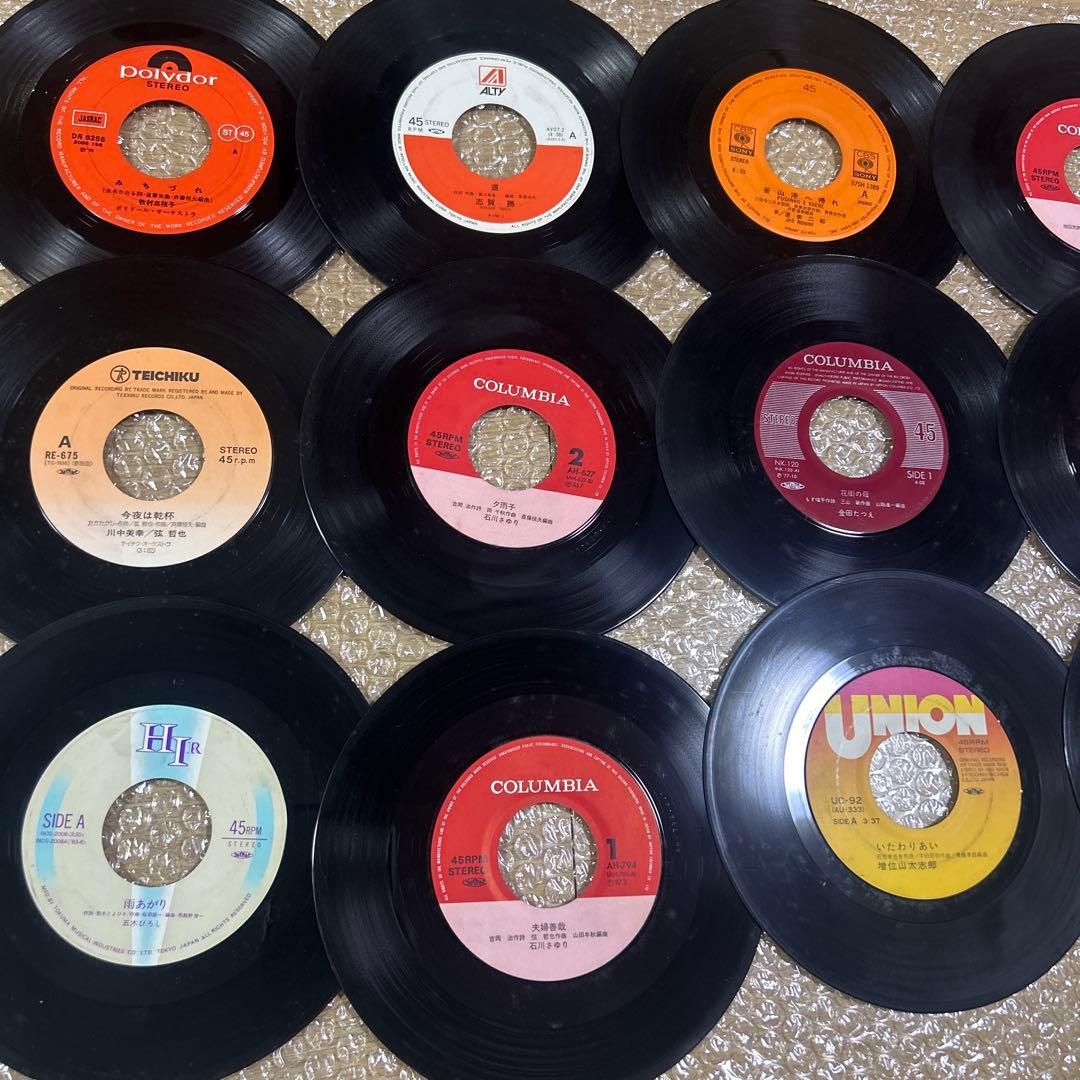 ジュークボックス用の7インチレコードのまとめ売りです。 約75枚あります。