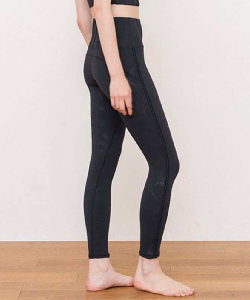 ★【完売品】SUKALA エンボスリーフブラトップ＆レギンス ブラック Mサイズ