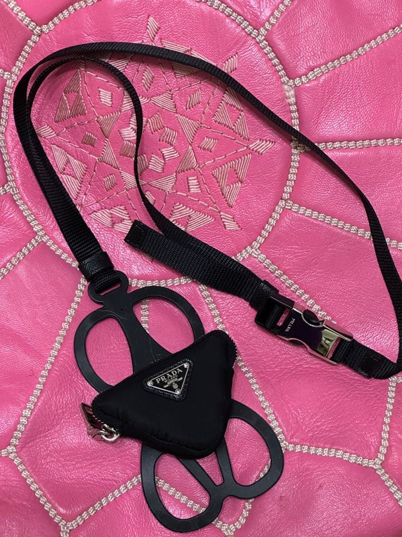 PRADA(プラダ) Re-Nylon三角ポーチ付スマホストラップ ブラック新品