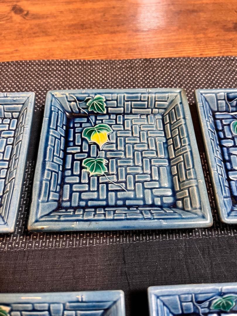 珉平焼 瑠璃釉 小皿 角皿 青 網代文に蔦 豆皿 淡路焼・アンティーク・美術品