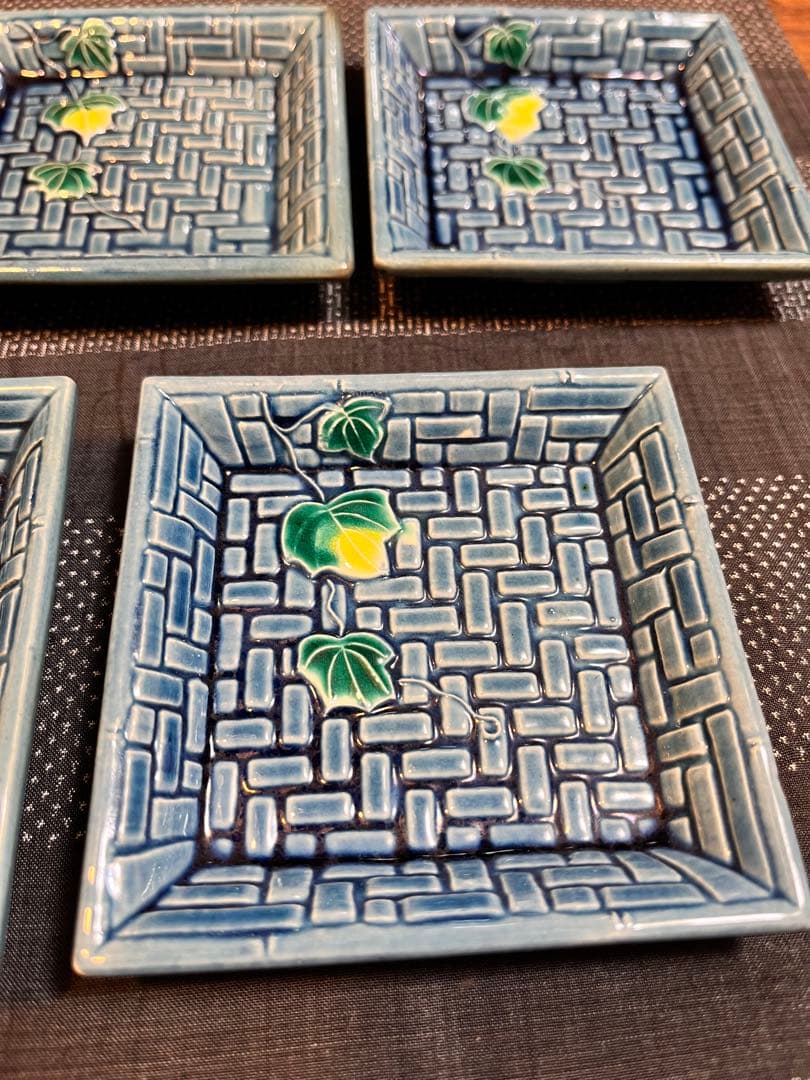 珉平焼 瑠璃釉 小皿 角皿 青 網代文に蔦 豆皿 淡路焼・アンティーク・美術品