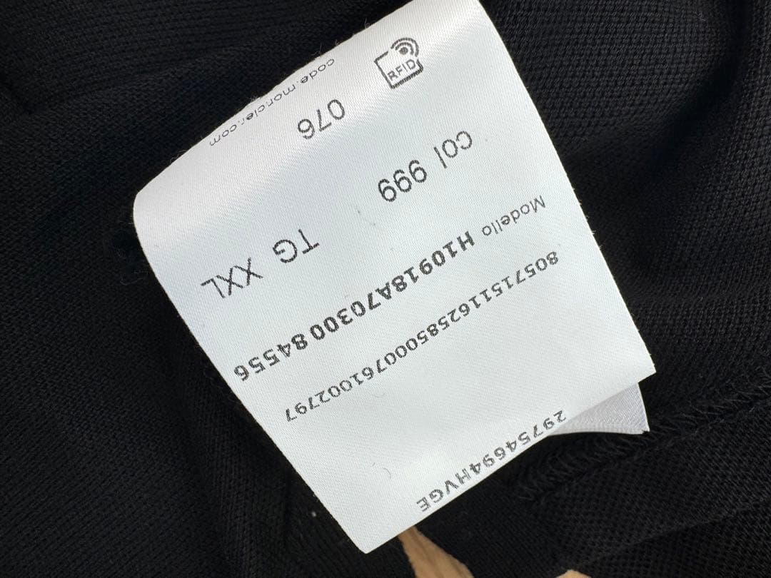 モンクレール黒ポロシャツ