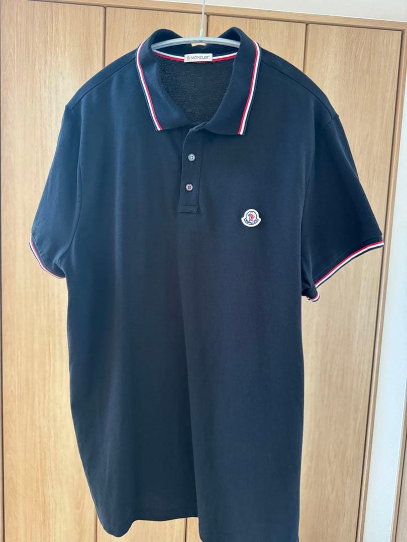 モンクレール黒ポロシャツ