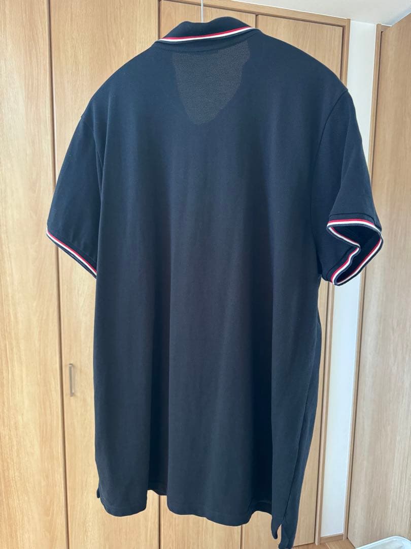 モンクレール黒ポロシャツ