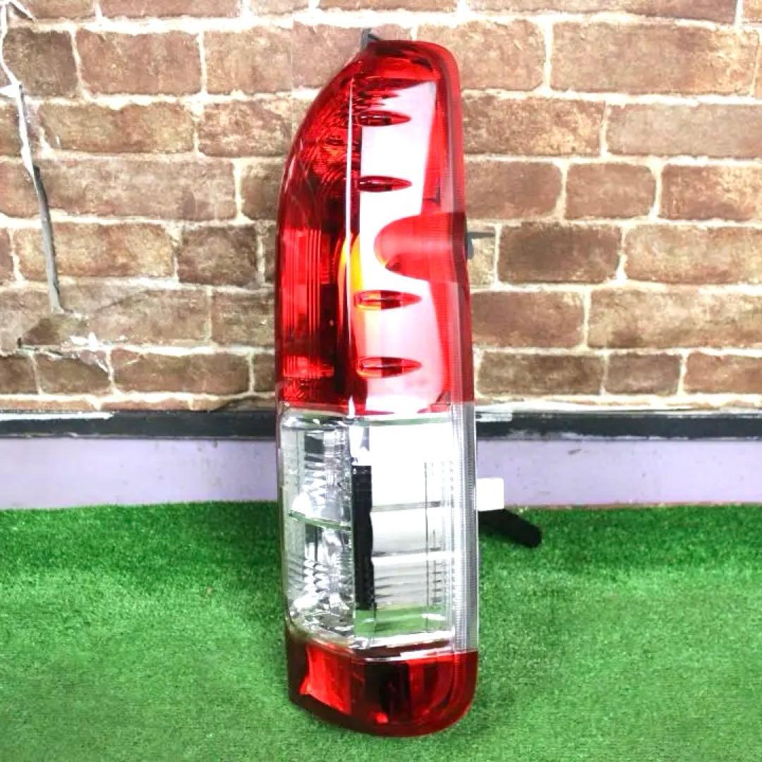 トヨタ・ハイエース純正・テールランプ・右側　№１１８