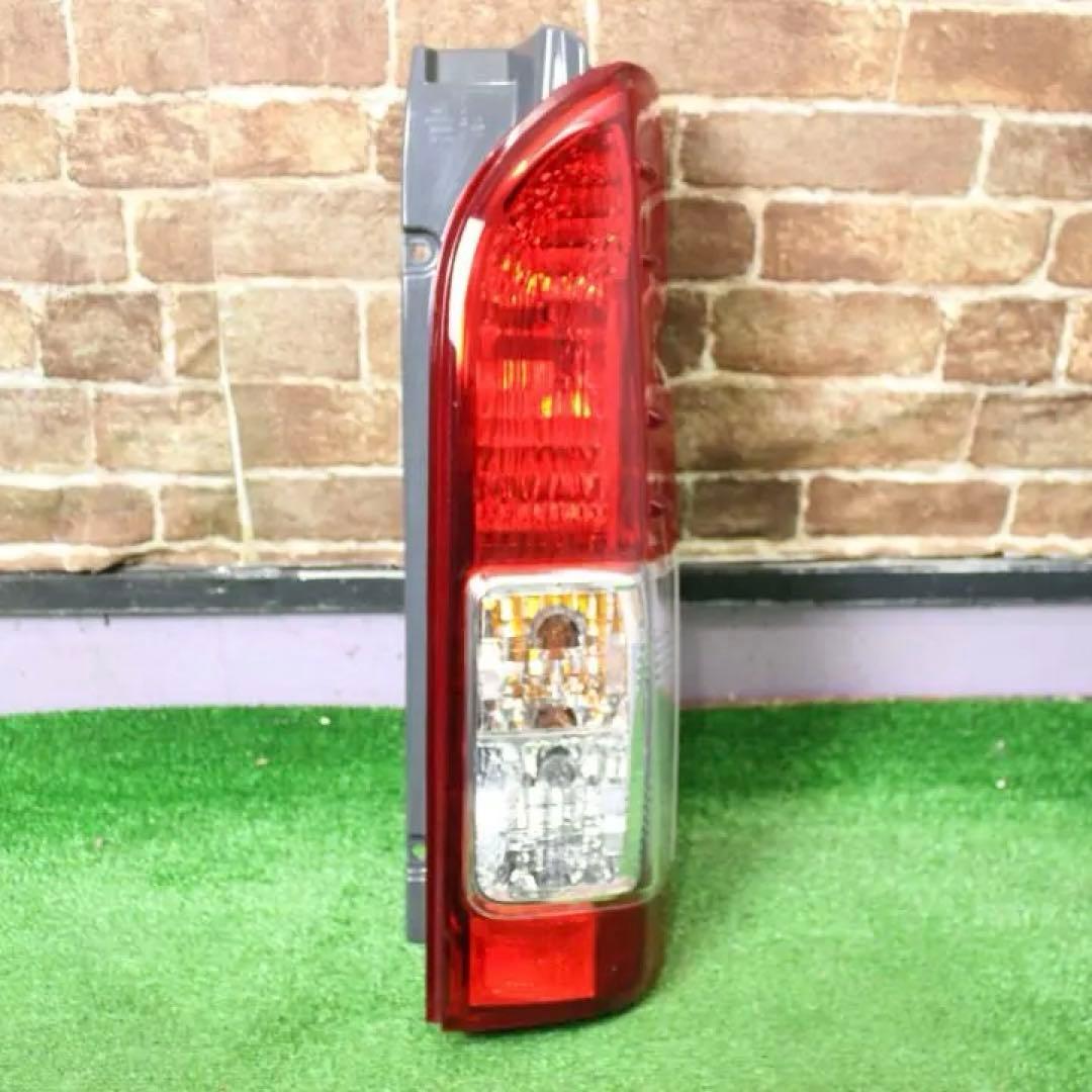 トヨタ・ハイエース純正・テールランプ・右側　№１１８