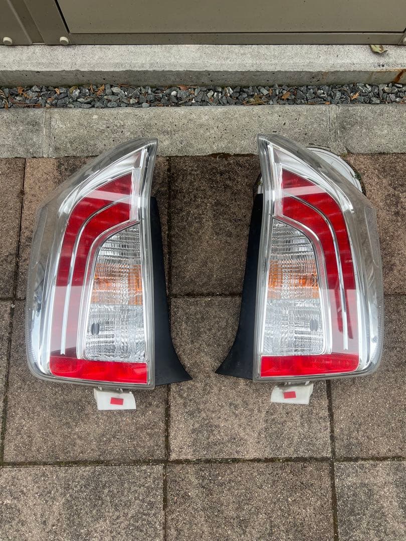 30プリウス後期 純正テール