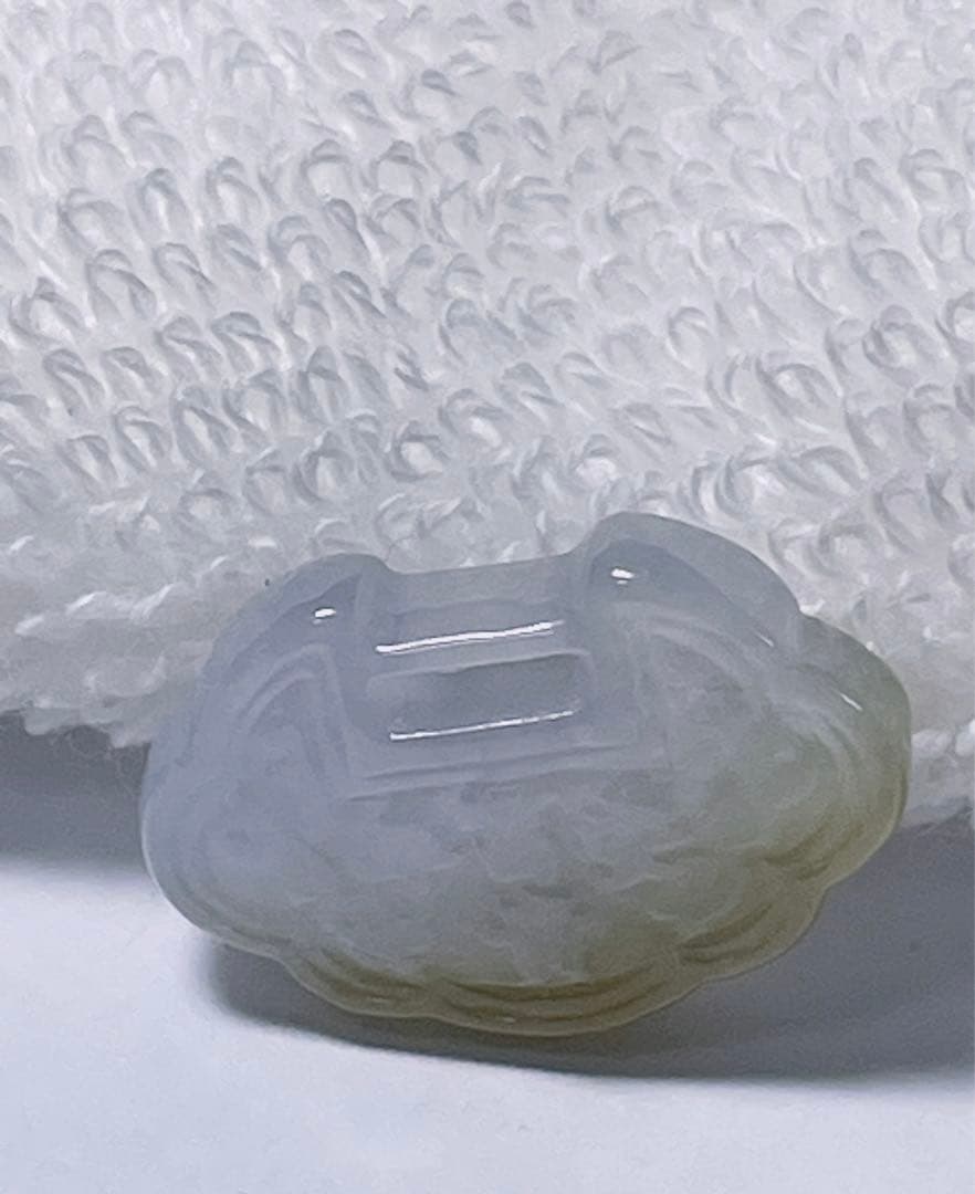 東泰堂ページ 天然翡翠 ヒスイ 彫刻小物　半透明　本物保証　ペンダント