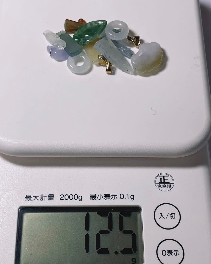 東泰堂ページ 天然翡翠 ヒスイ 彫刻小物　半透明　本物保証　ペンダント