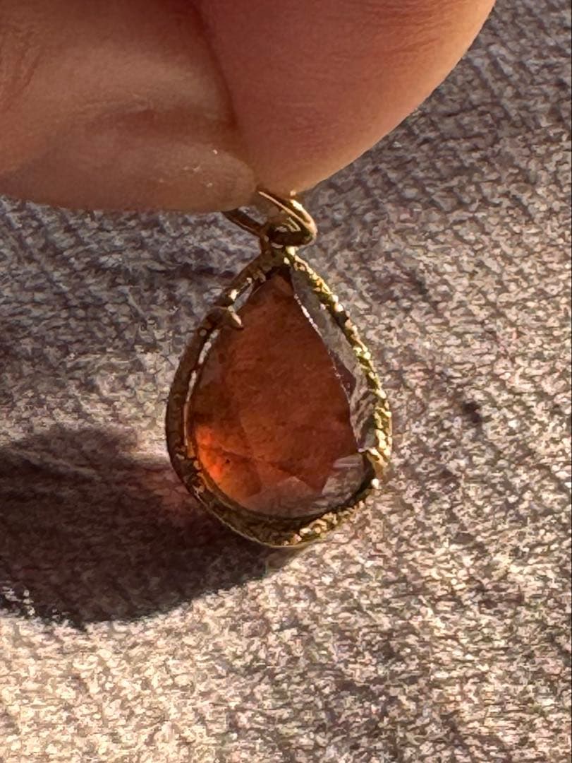 agete アガット 10K ガーネット&ラブラドライドのタブレットチャーム