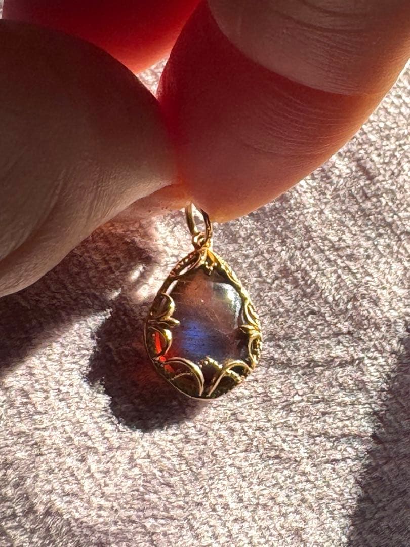 agete アガット 10K ガーネット&ラブラドライドのタブレットチャーム