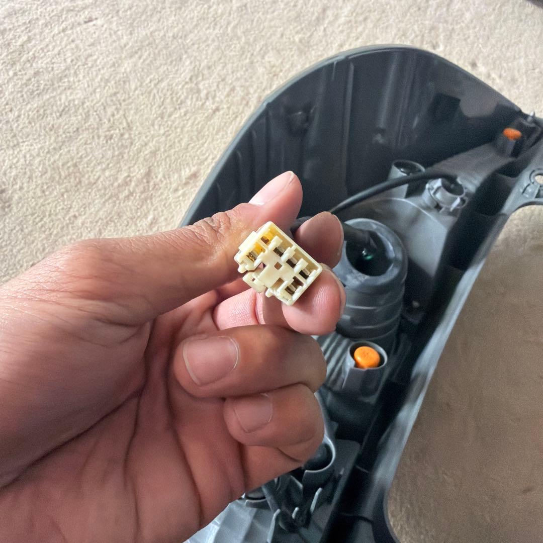 トヨタアクア NHP10 純正 右テールランプ