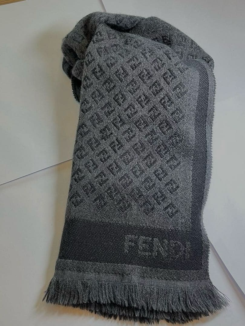 FENDI グレー ダイヤモンドパターン マフラー