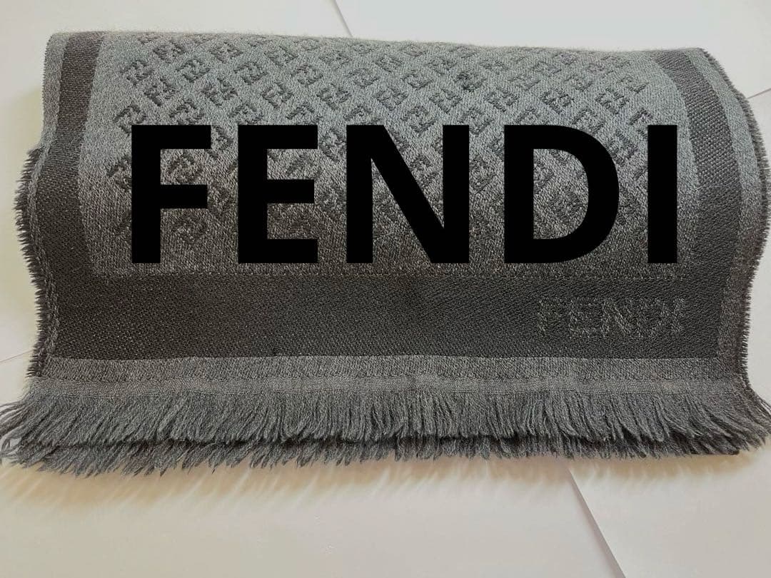 FENDI グレー ダイヤモンドパターン マフラー