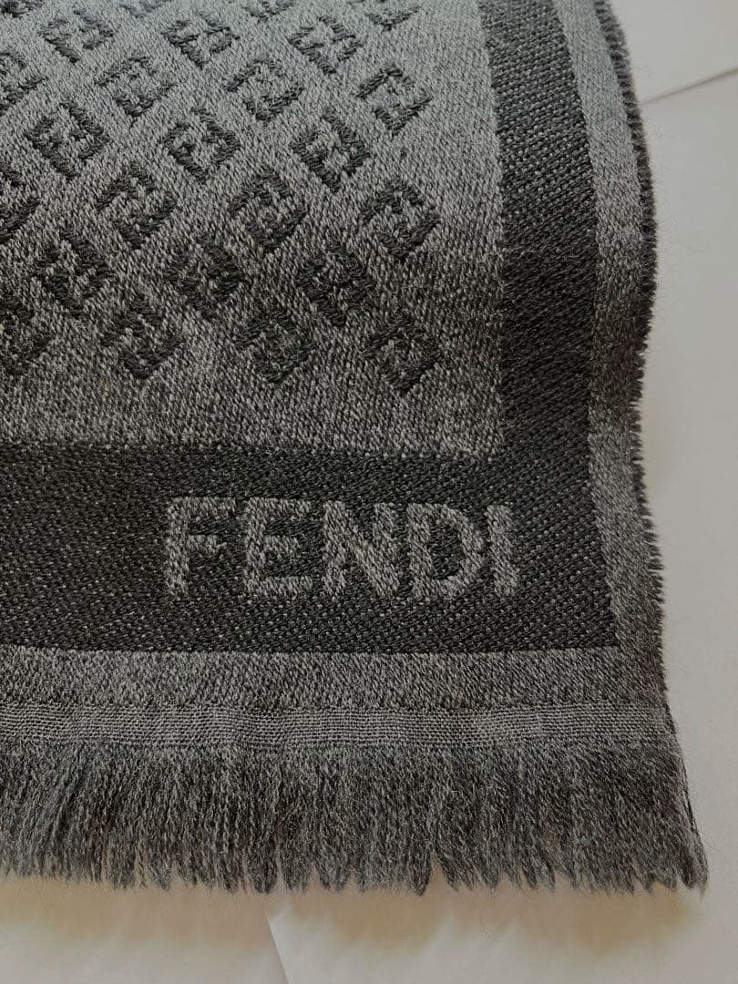 FENDI グレー ダイヤモンドパターン マフラー