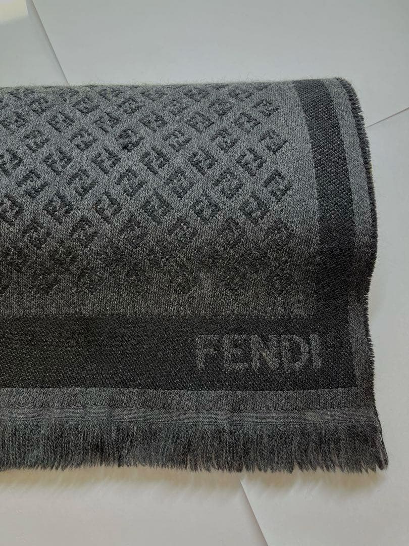 FENDI グレー ダイヤモンドパターン マフラー
