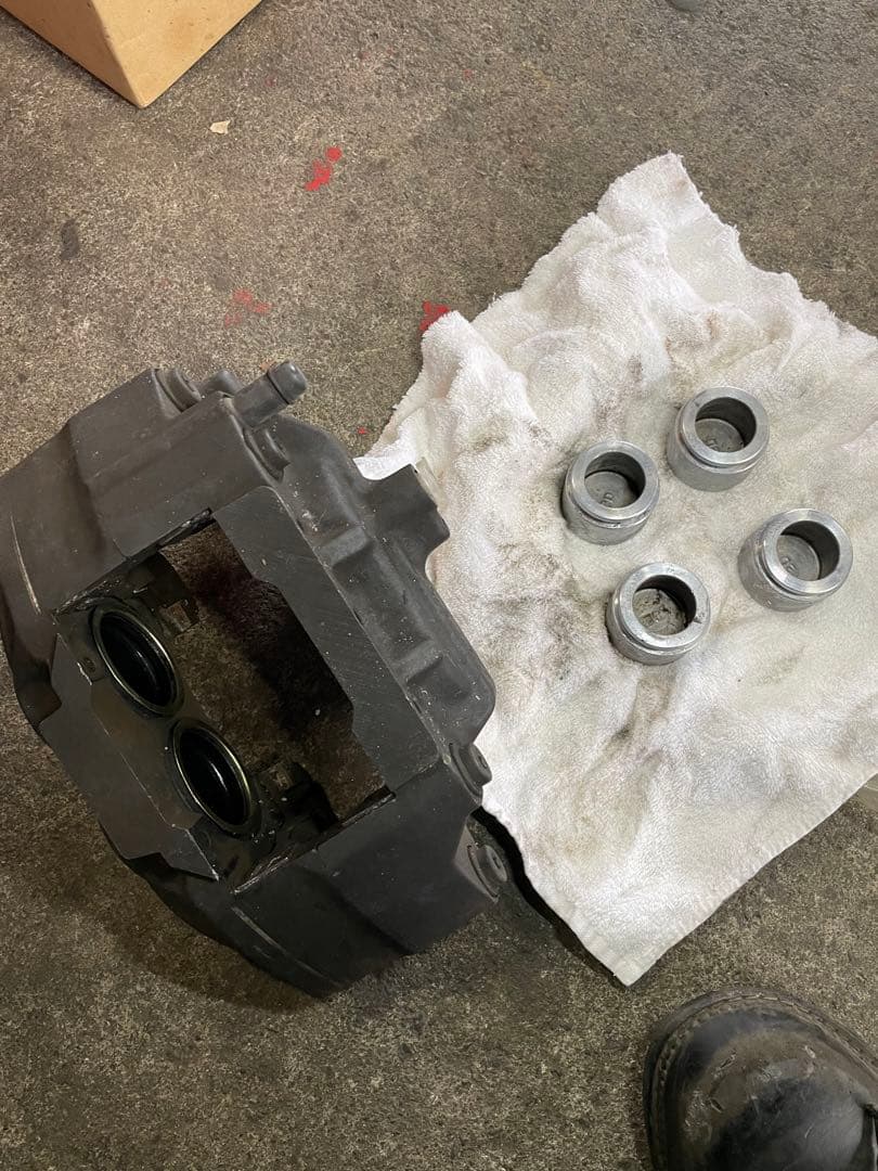 トヨタ　センチュリー　gzg50 フロントブレーキキャリパー