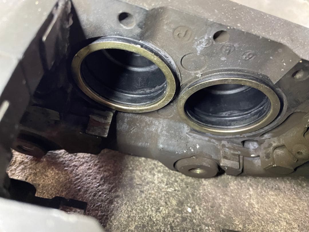 トヨタ　センチュリー　gzg50 フロントブレーキキャリパー