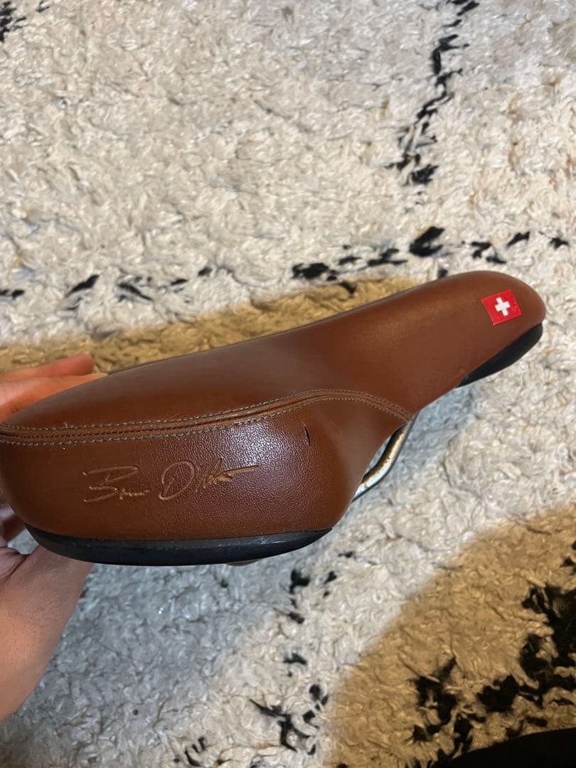 BRUNO エルゴノミックブラウンレザーサドル