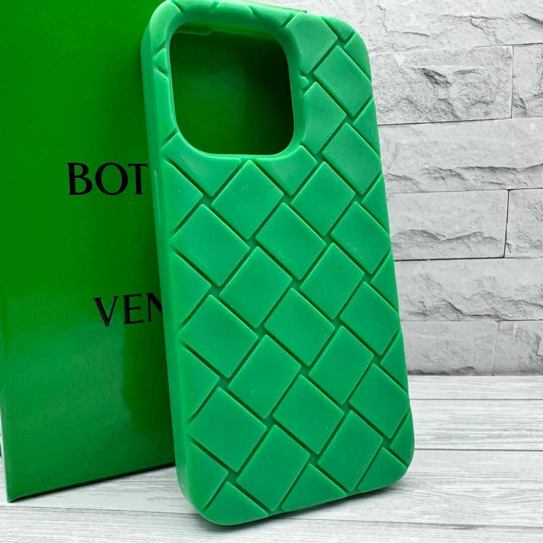 【美品】ボッテガヴェネタ イントレチャート iPhone15Pro ケース 緑色
