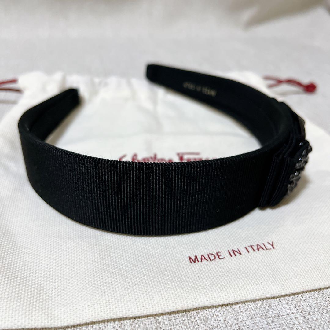 サルヴァトーレフェラガモ ヴァラリボン カチューシャ ビジュ ストーン ブラック