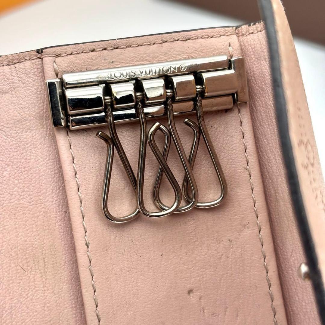 ルイヴィトン キーケース マヒナ ピンク ミュルティクレ 4 キーホルダー