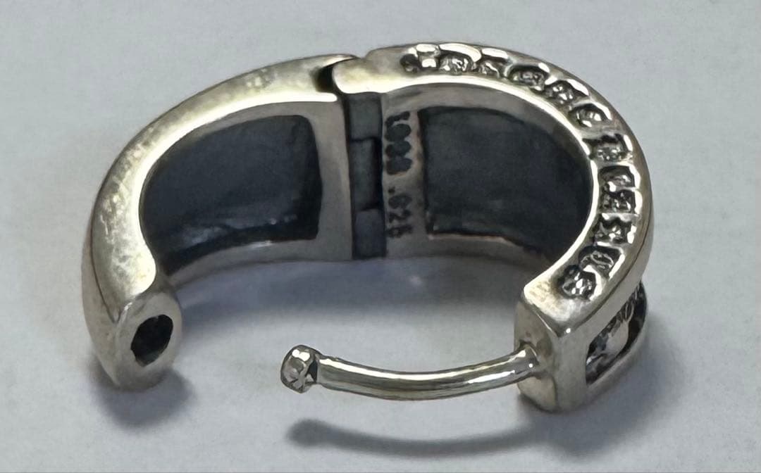 【CHROME HEARTS】ナローVバンドピアス CHX（左耳用）