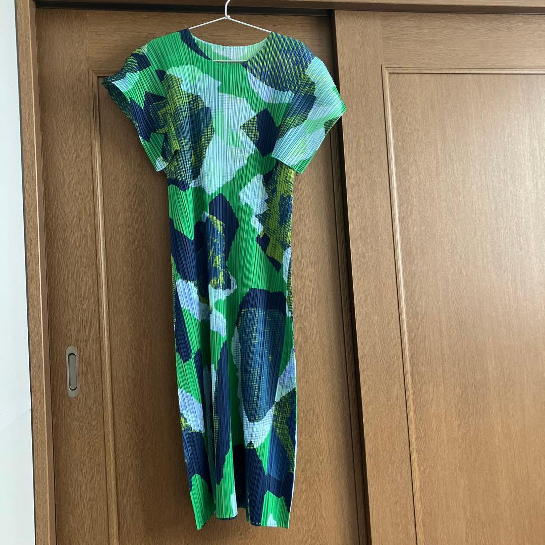 プリーツプリーズ　半袖　グリーン　柄　ワンピース