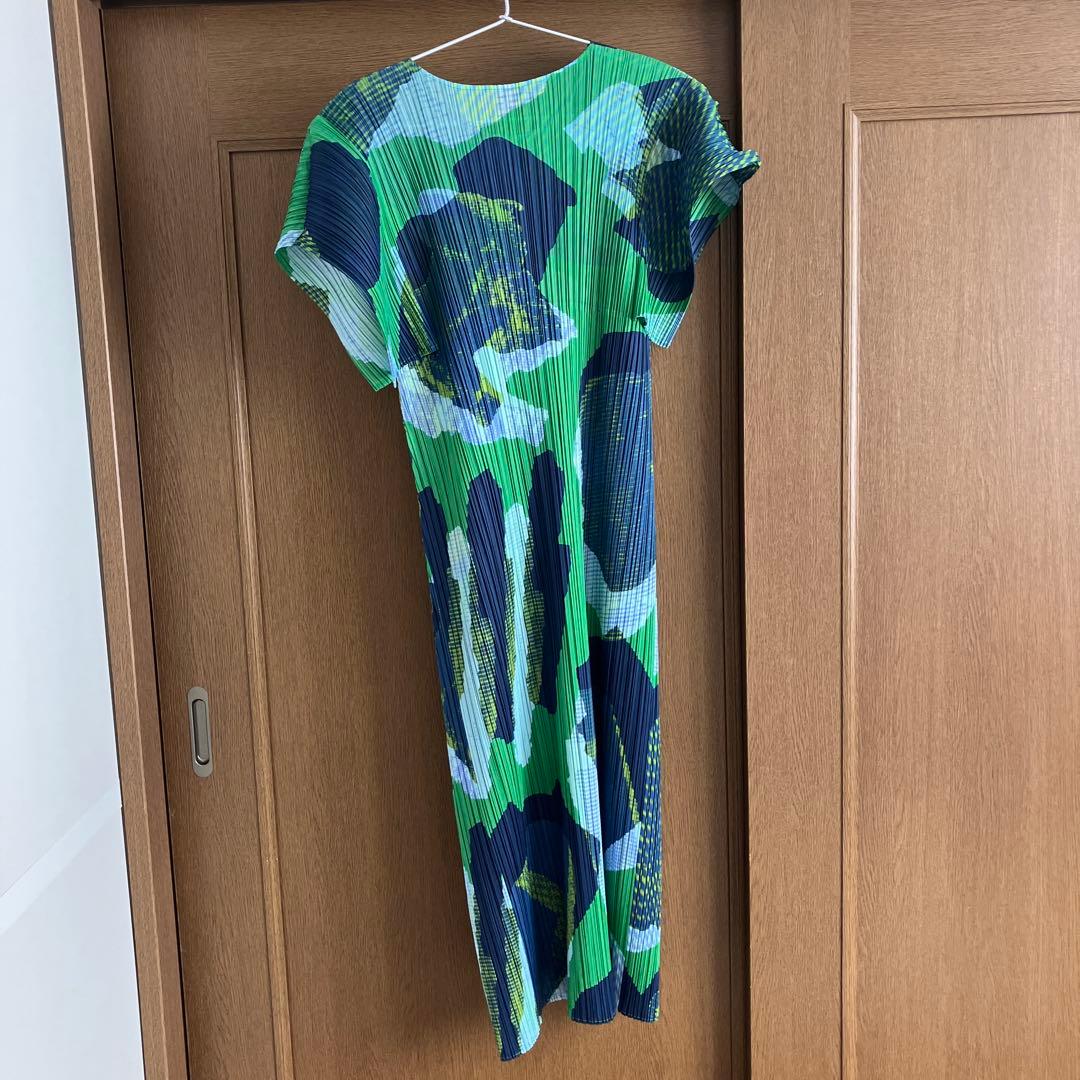 プリーツプリーズ　半袖　グリーン　柄　ワンピース